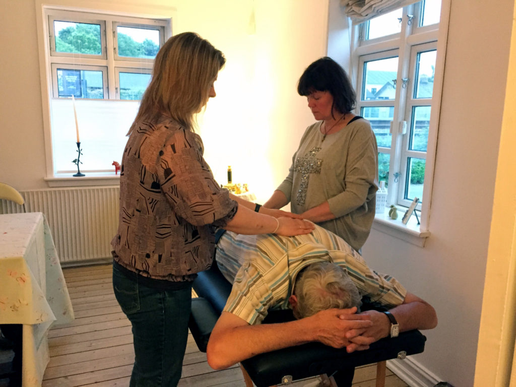 Healing udført af to kvinder